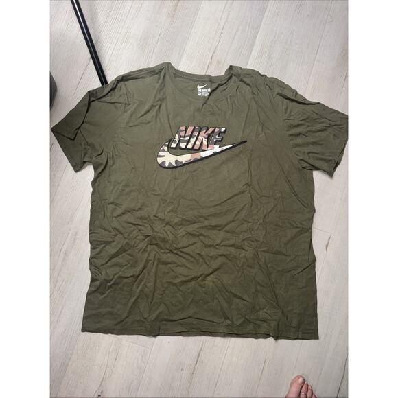The Nike tee Green Camp Men’s Xxl Graphic T (q12) - Picture 2 of 4